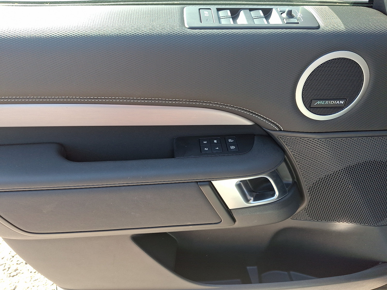 Certified 2025 Land Rover Discovery Dynamic SE AWD/4WD image 5