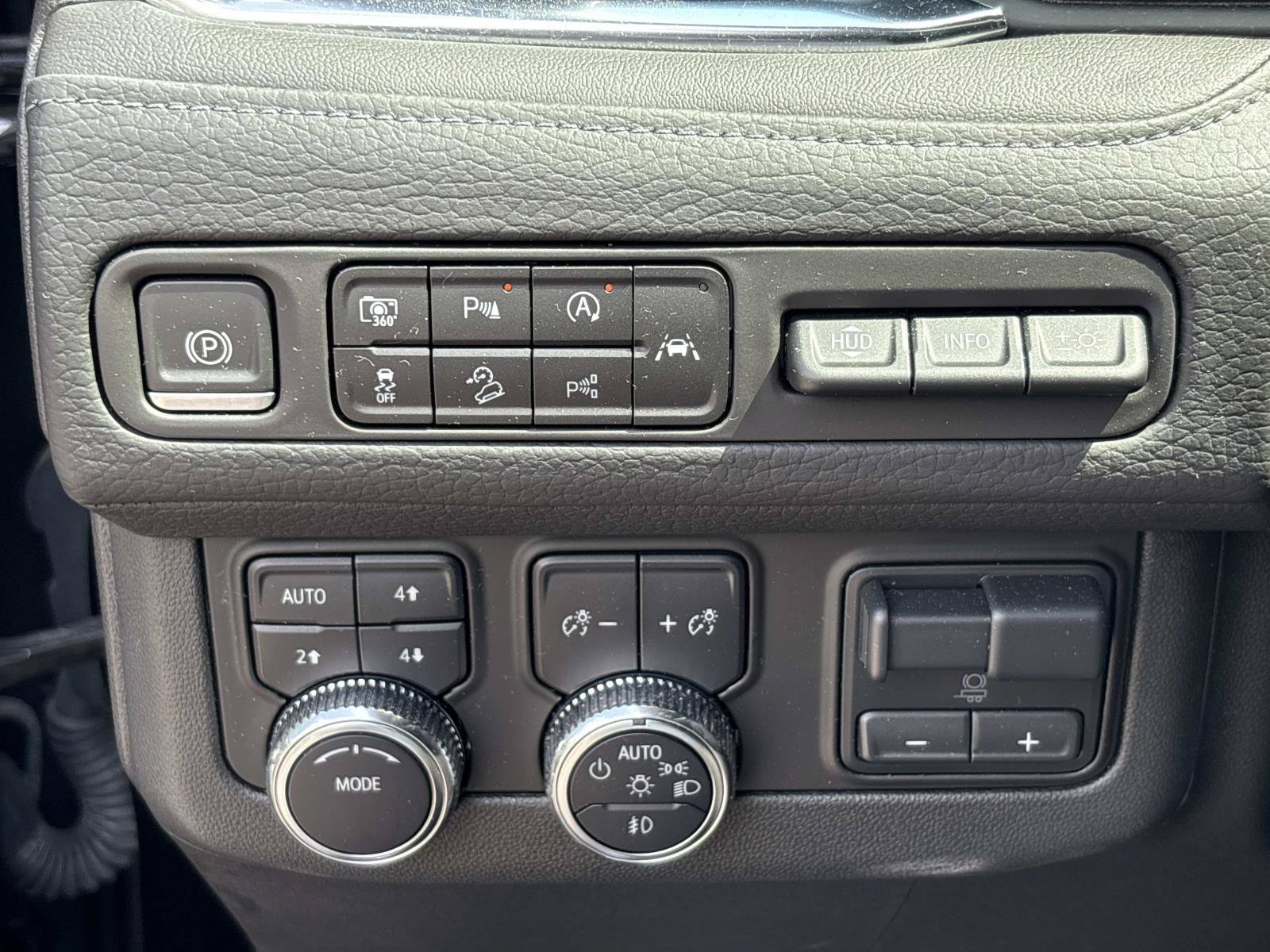 Used 2024 GMC Yukon Denali w/ Advanced Technology Package AWD/4WD image 18