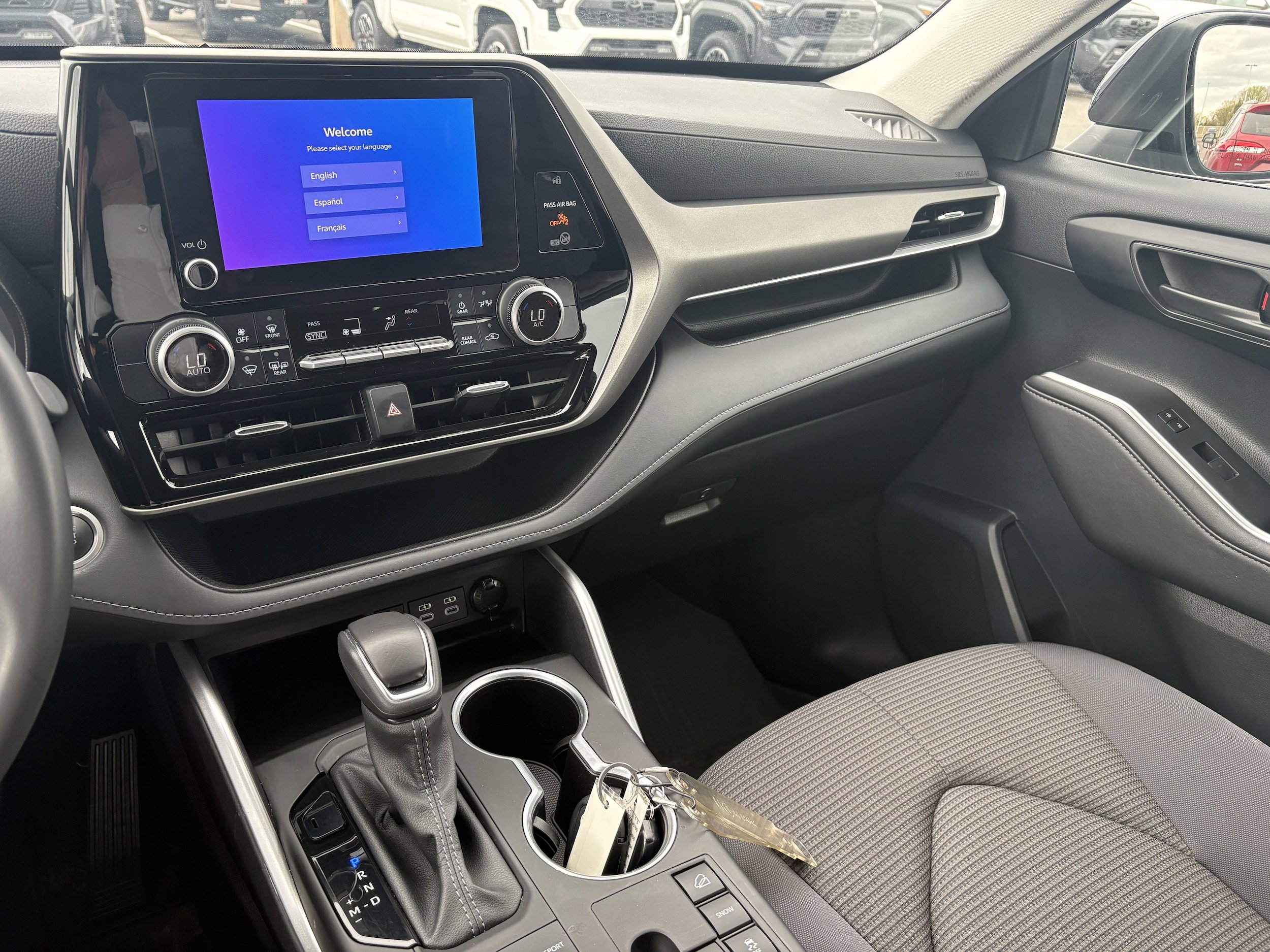Used 2024 Toyota Highlander LE AWD/4WD image 9