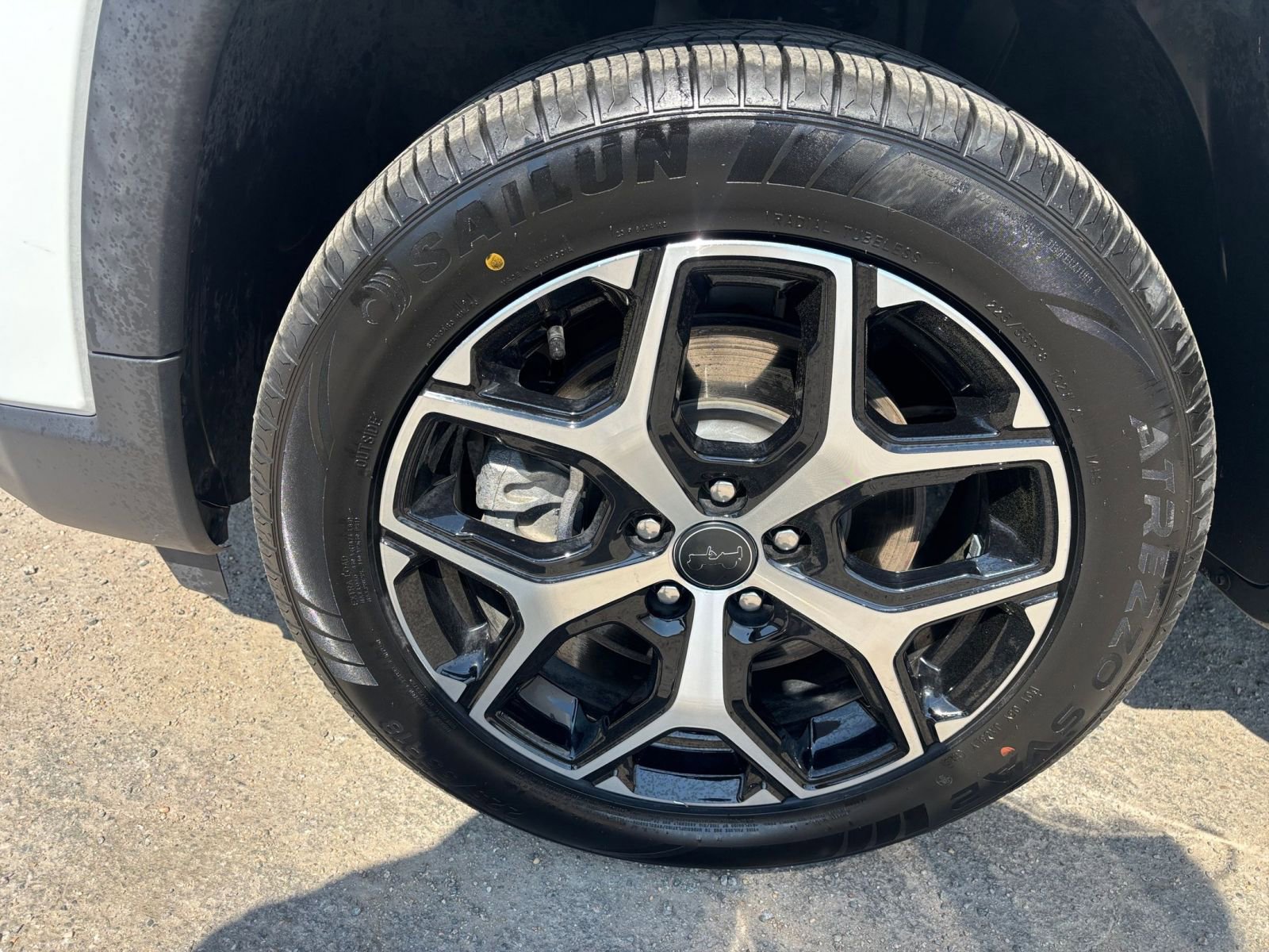 Used 2025 Jeep Compass Limited image 31