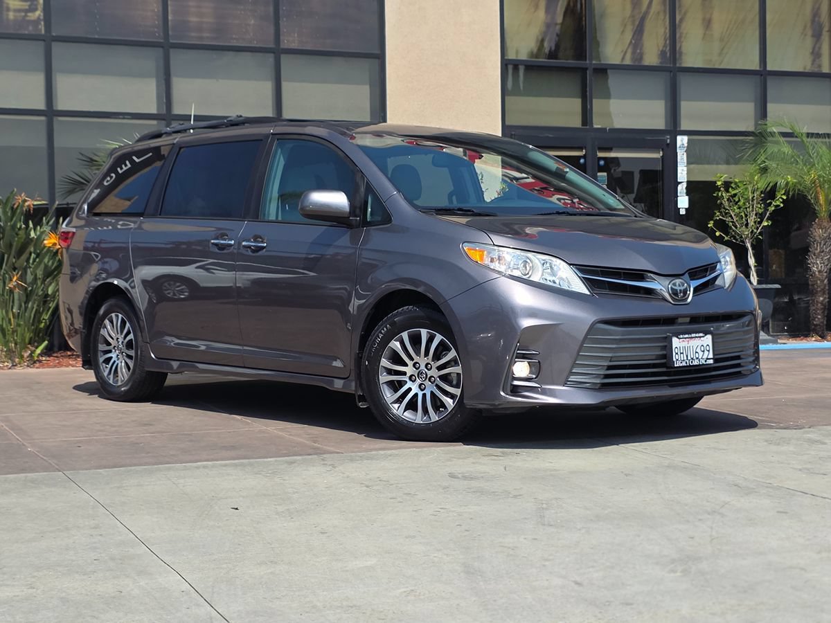 Used 2019 Toyota Sienna XLE w/ XLE Navigation Package FWD image 3