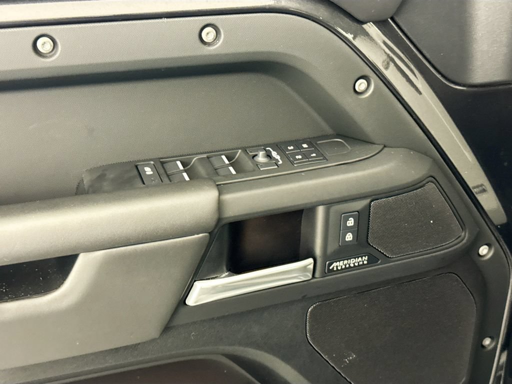 Used 2025 Land Rover Defender 130 X-Dynamic SE AWD/4WD image 18