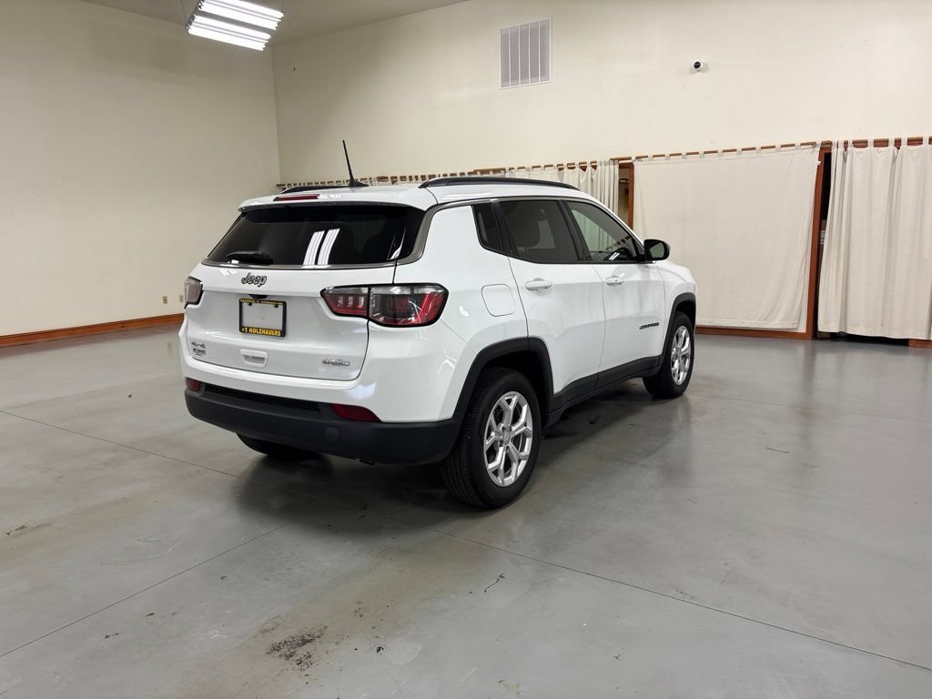 Used 2024 Jeep Compass Latitude AWD/4WD image 8