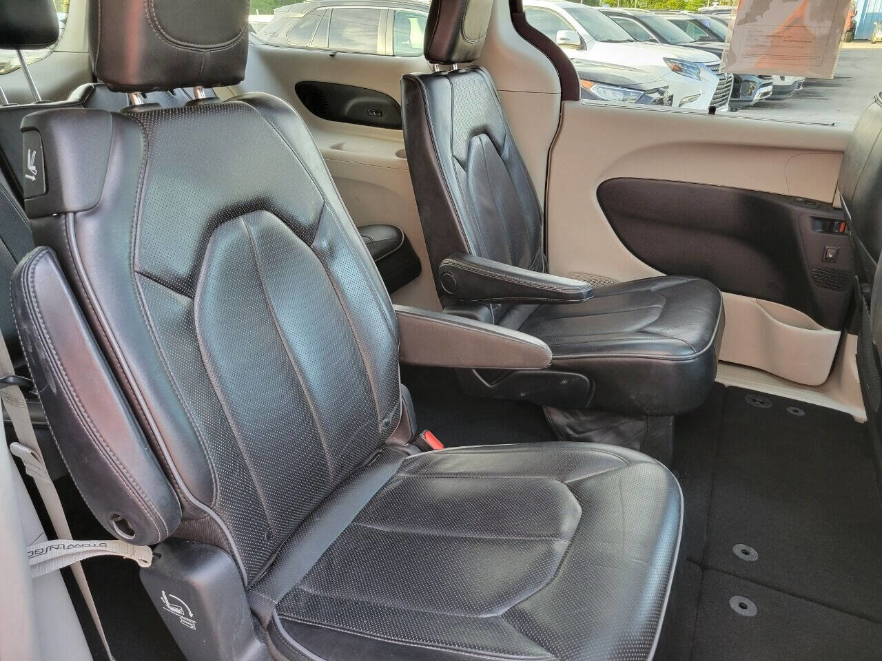 Used 2020 Chrysler Pacifica Limited FWD image 11