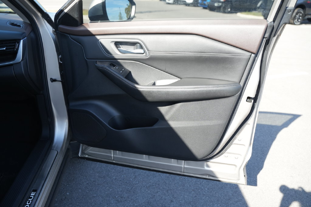 Used 2022 Nissan Rogue Platinum w/ Head-Up Display Package FWD image 23