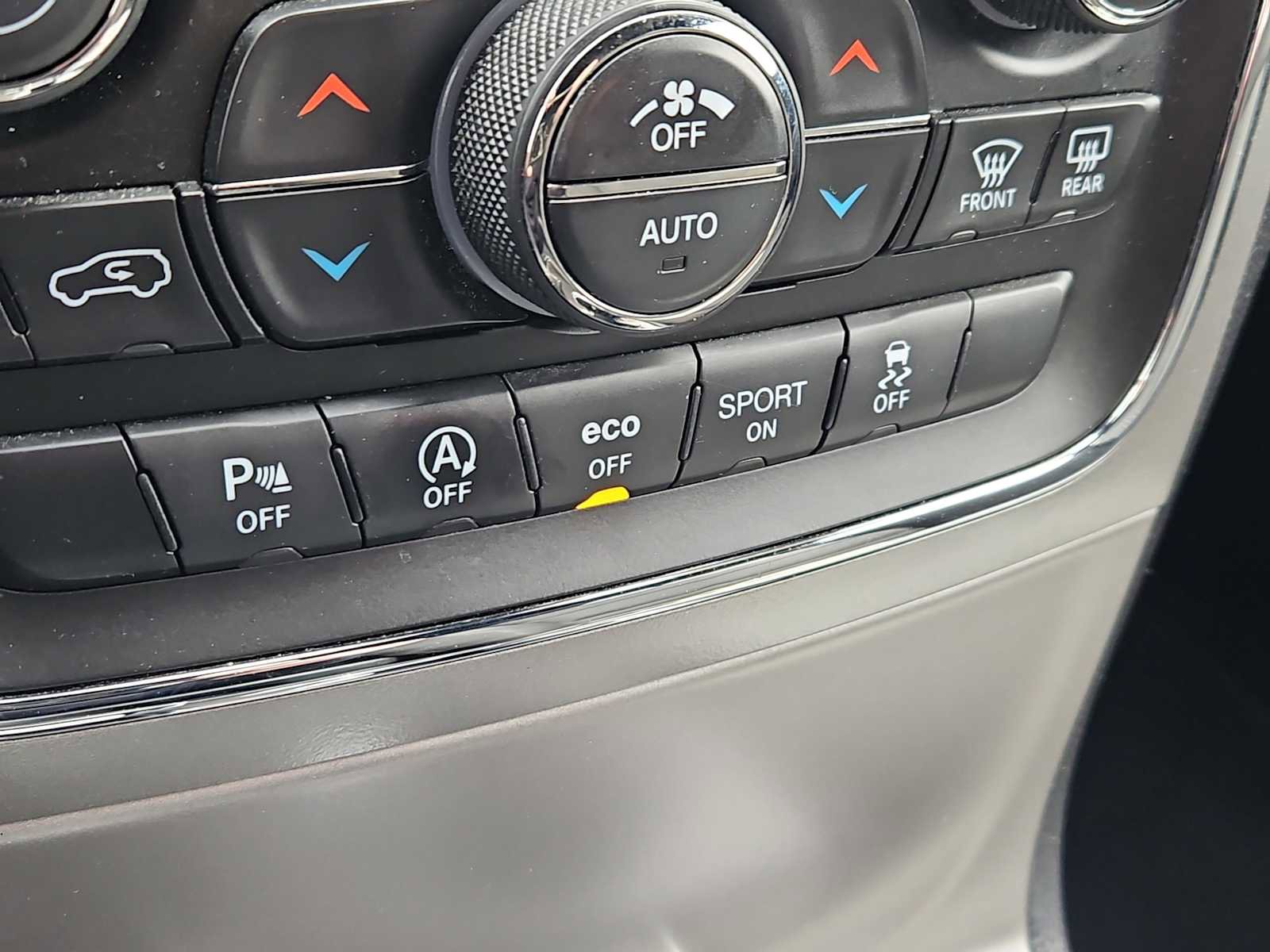 Used 2020 Jeep Grand Cherokee Laredo AWD/4WD image 17