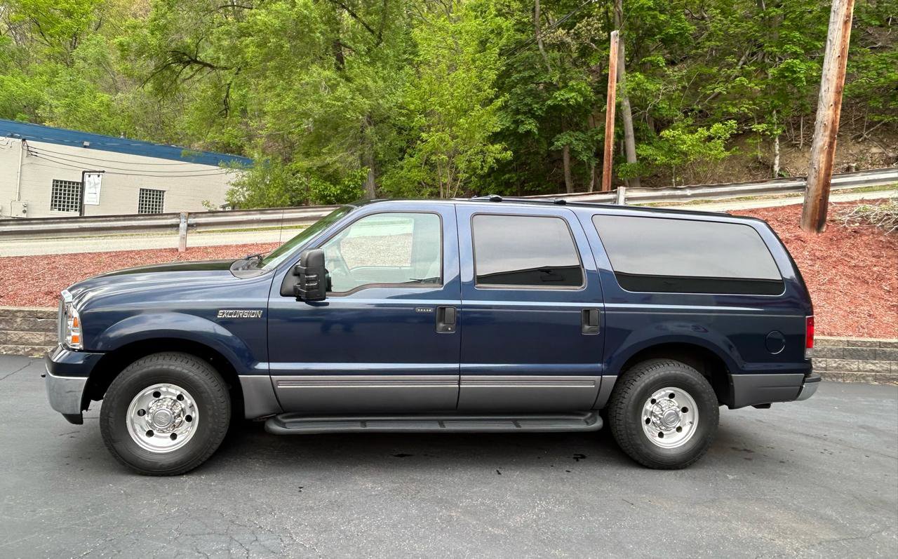 Used 2005 Ford Excursion XLT RWD image 2