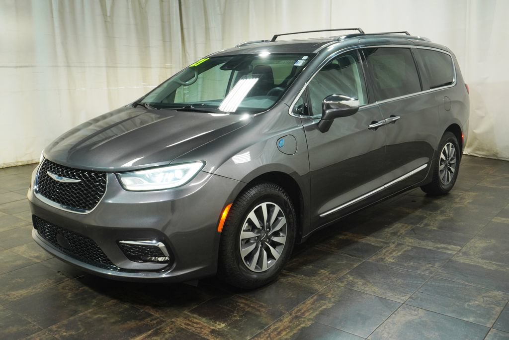 Used 2021 Chrysler Pacifica Limited w/ Uconnect Theater Family Group FWD image 2