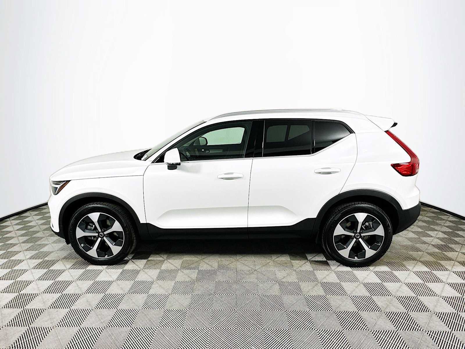 Used 2025 Volvo XC40 B5 Core w/ Protection Package Premier image 4