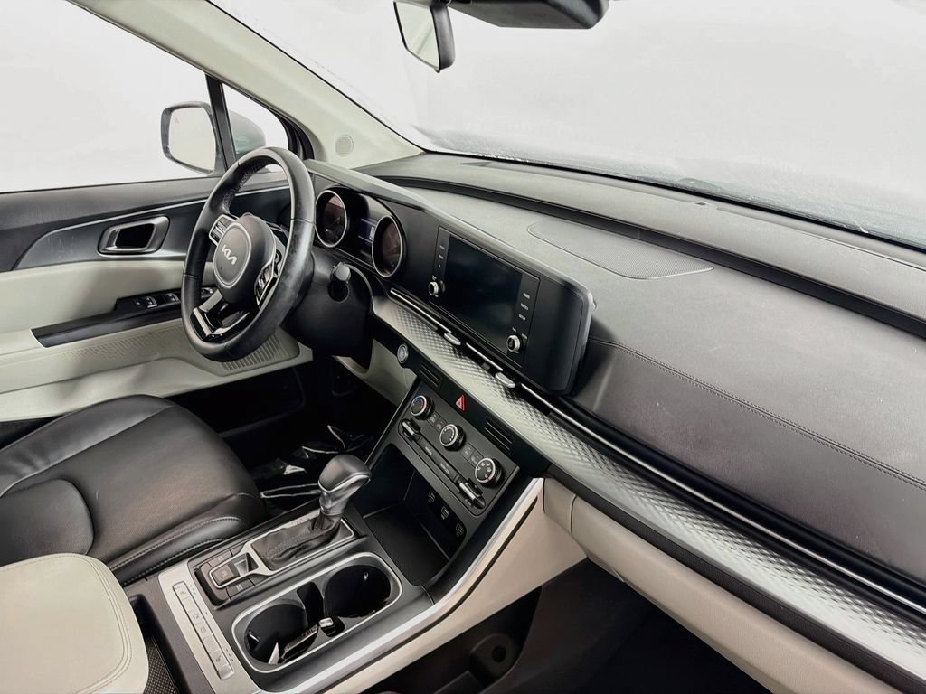 Used 2023 Kia Carnival LX FWD image 27