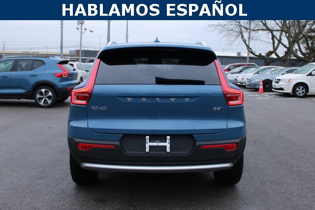 Used 2025 Volvo XC40 B5 Plus image 4