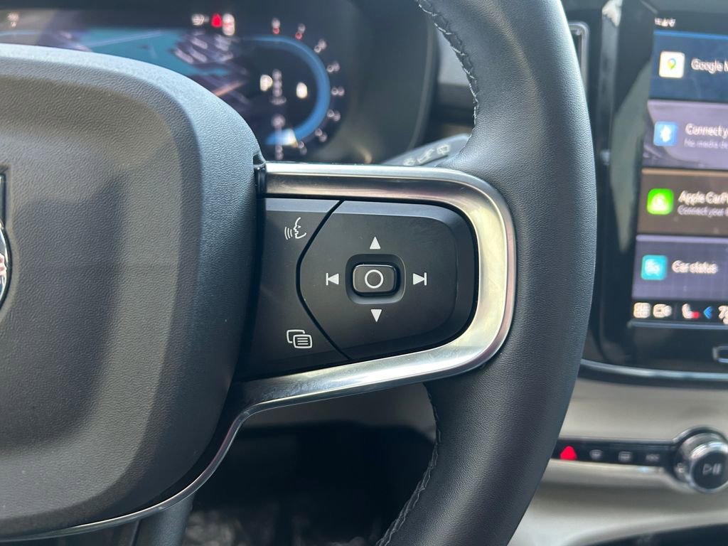 Used 2023 Volvo XC40 B5 Plus image 18