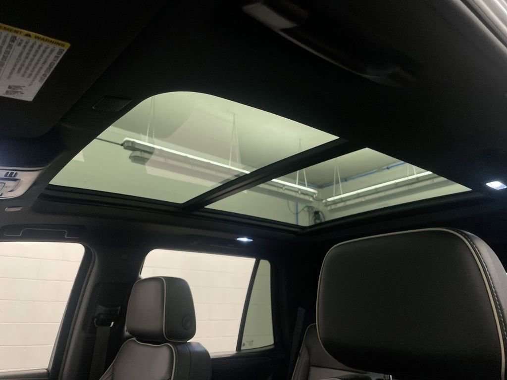 Used 2024 GMC Yukon SLT w/ SLT Luxury Package AWD/4WD image 13