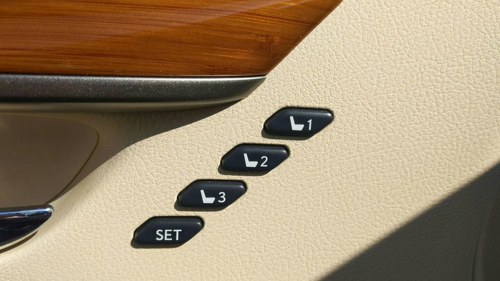 Used 2013 Lexus ES 300h w/ Luxury Pkg image 17