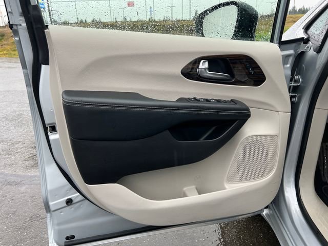 Used 2023 Chrysler Pacifica Limited image 18