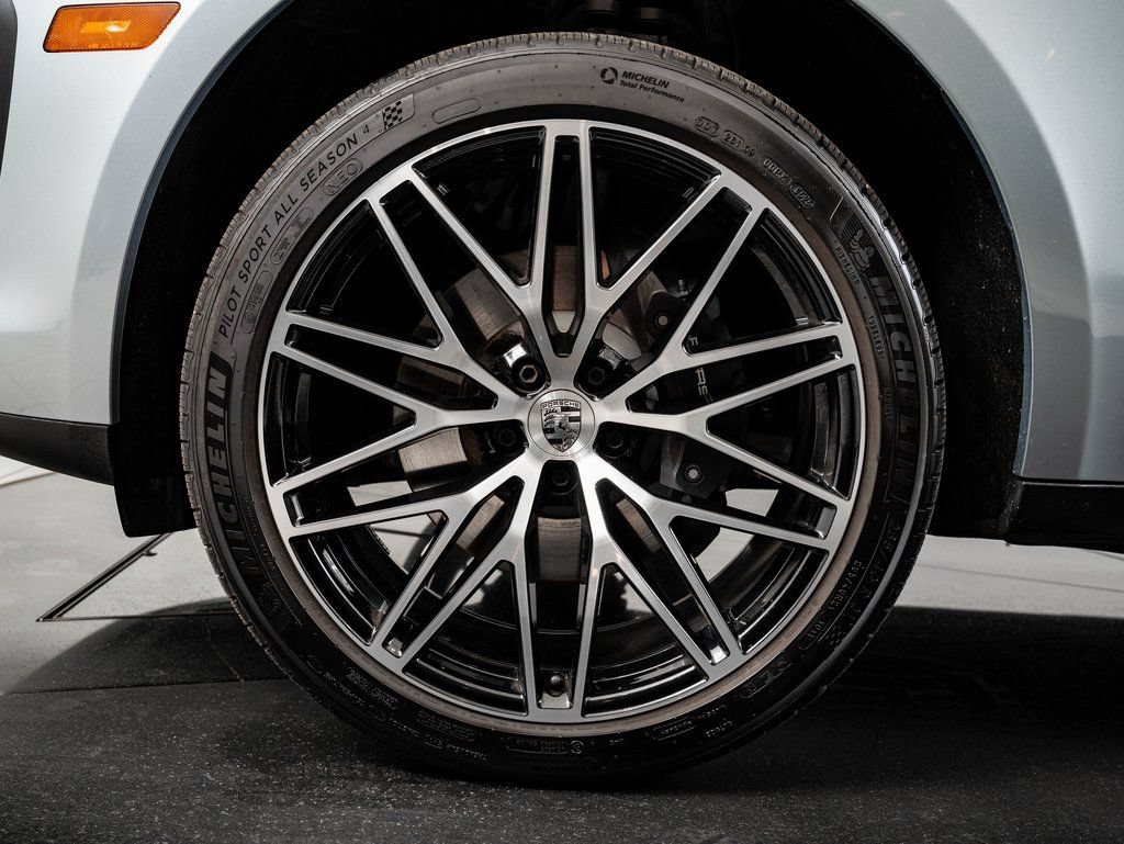 Certified 2025 Porsche Macan AWD/4WD image 12