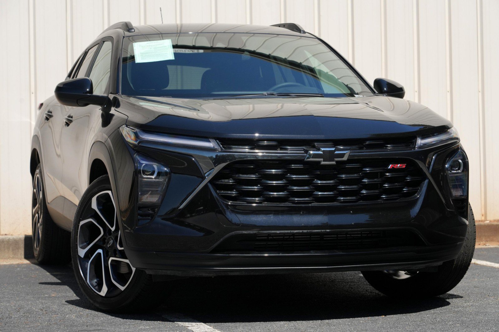 Used 2025 Chevrolet Trax RS FWD image 2