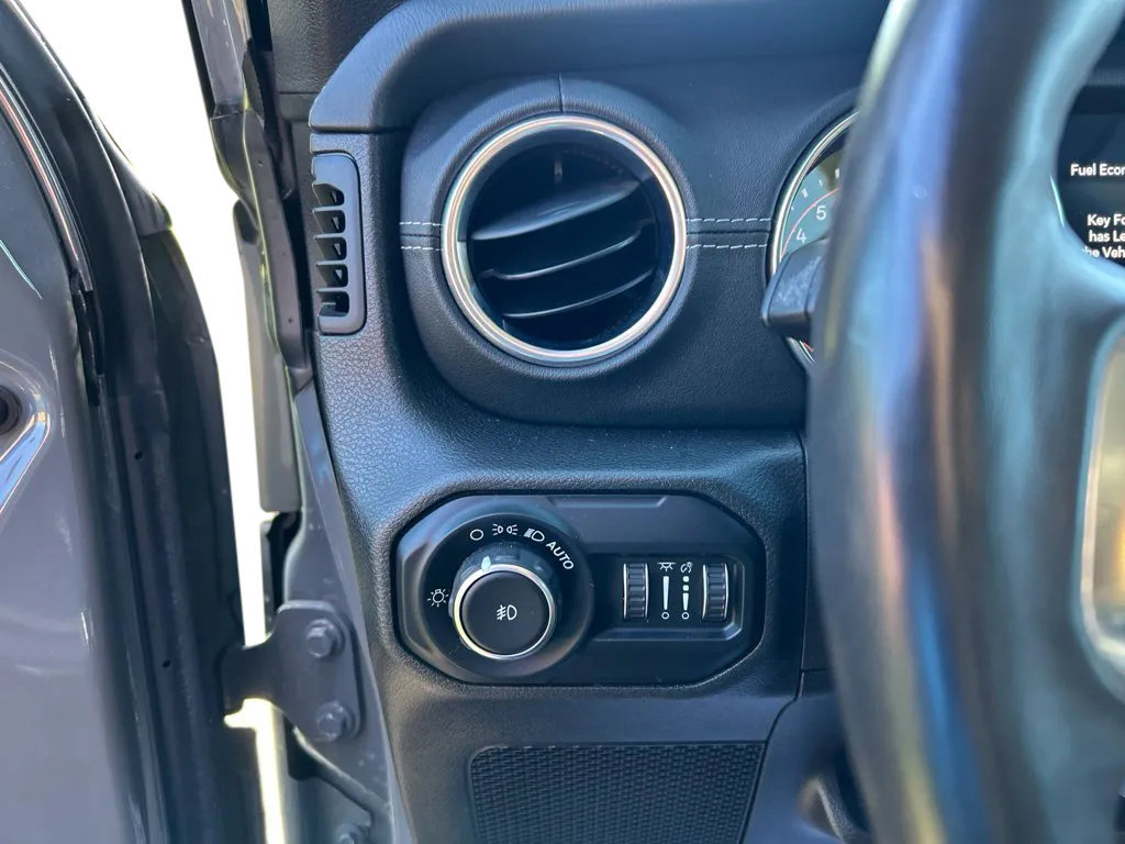 Used 2019 Jeep Wrangler Unlimited Sahara w/ Dual Top Group AWD/4WD image 14