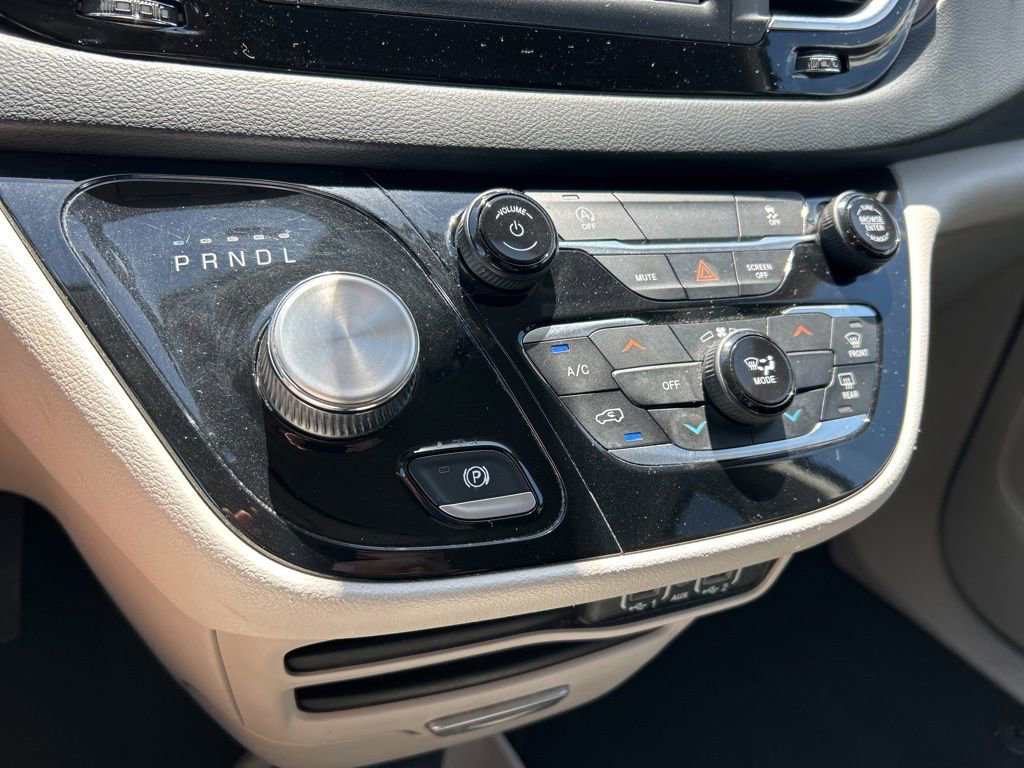 Used 2022 Chrysler Voyager LX FWD image 35