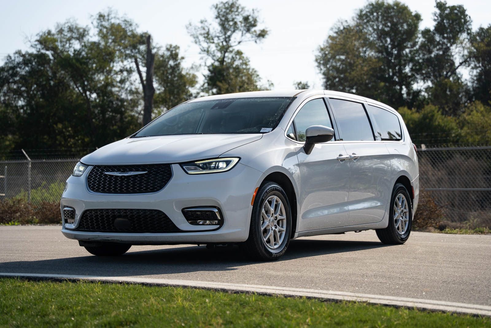 Used 2023 Chrysler Pacifica Touring-L image 3