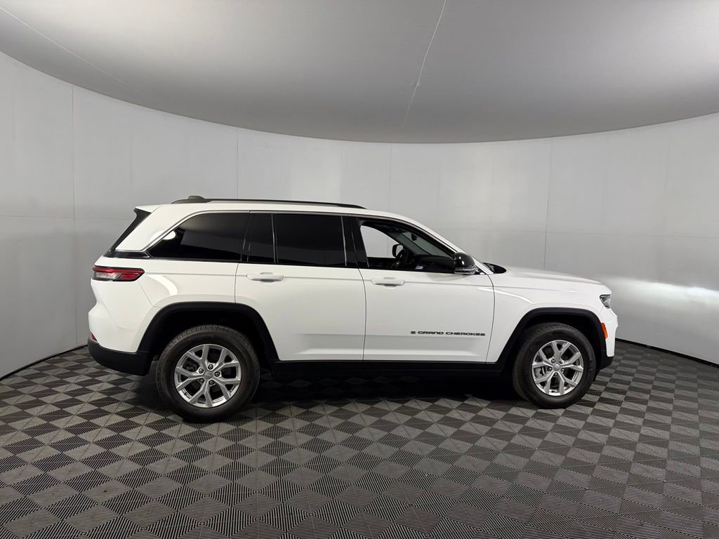 Certified 2023 Jeep Grand Cherokee Limited w/ Trailer Tow Prep Group (B) RWD image 3
