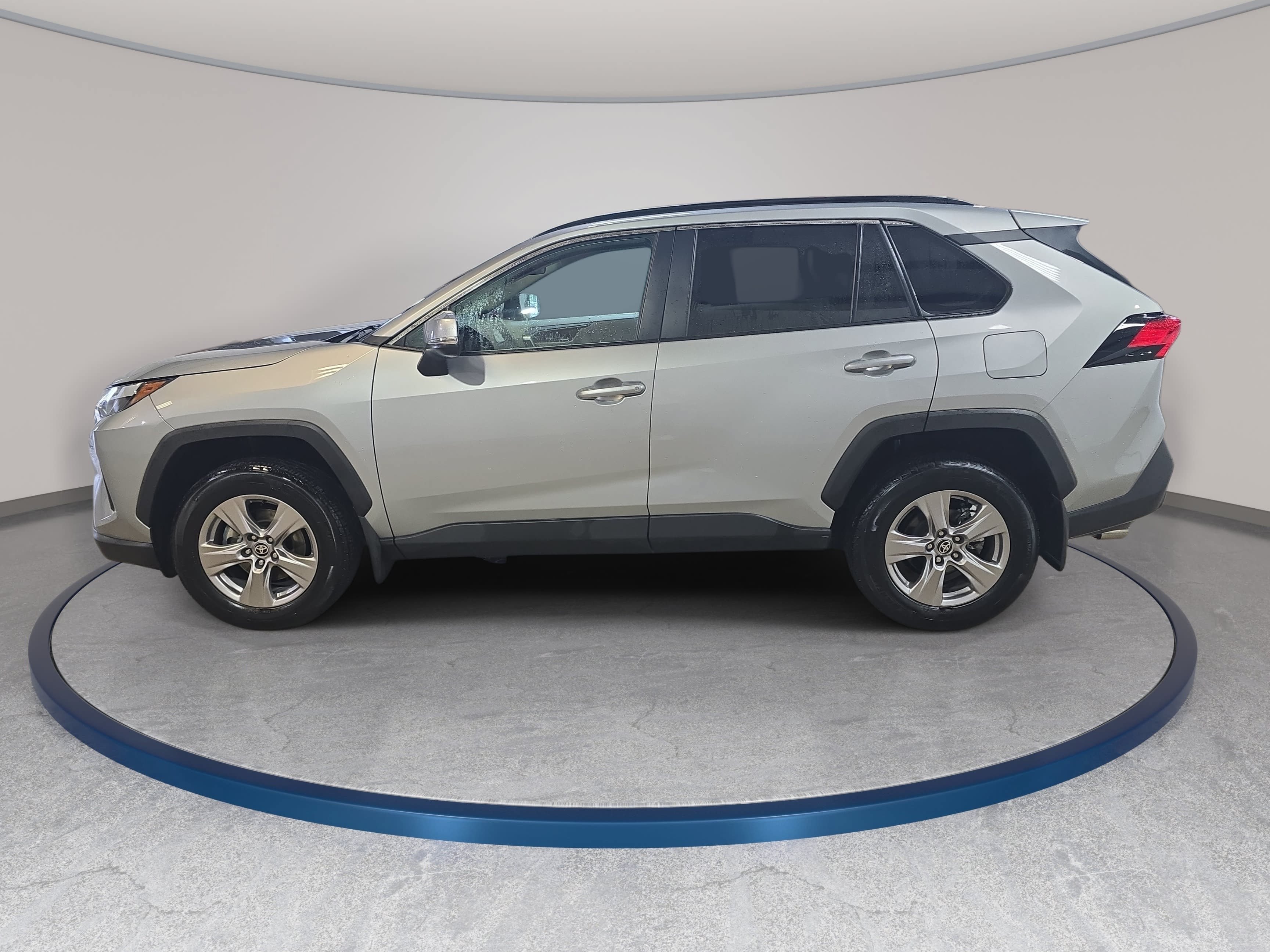 Used 2024 Toyota RAV4 XLE w/ Convenience Package FWD image 9