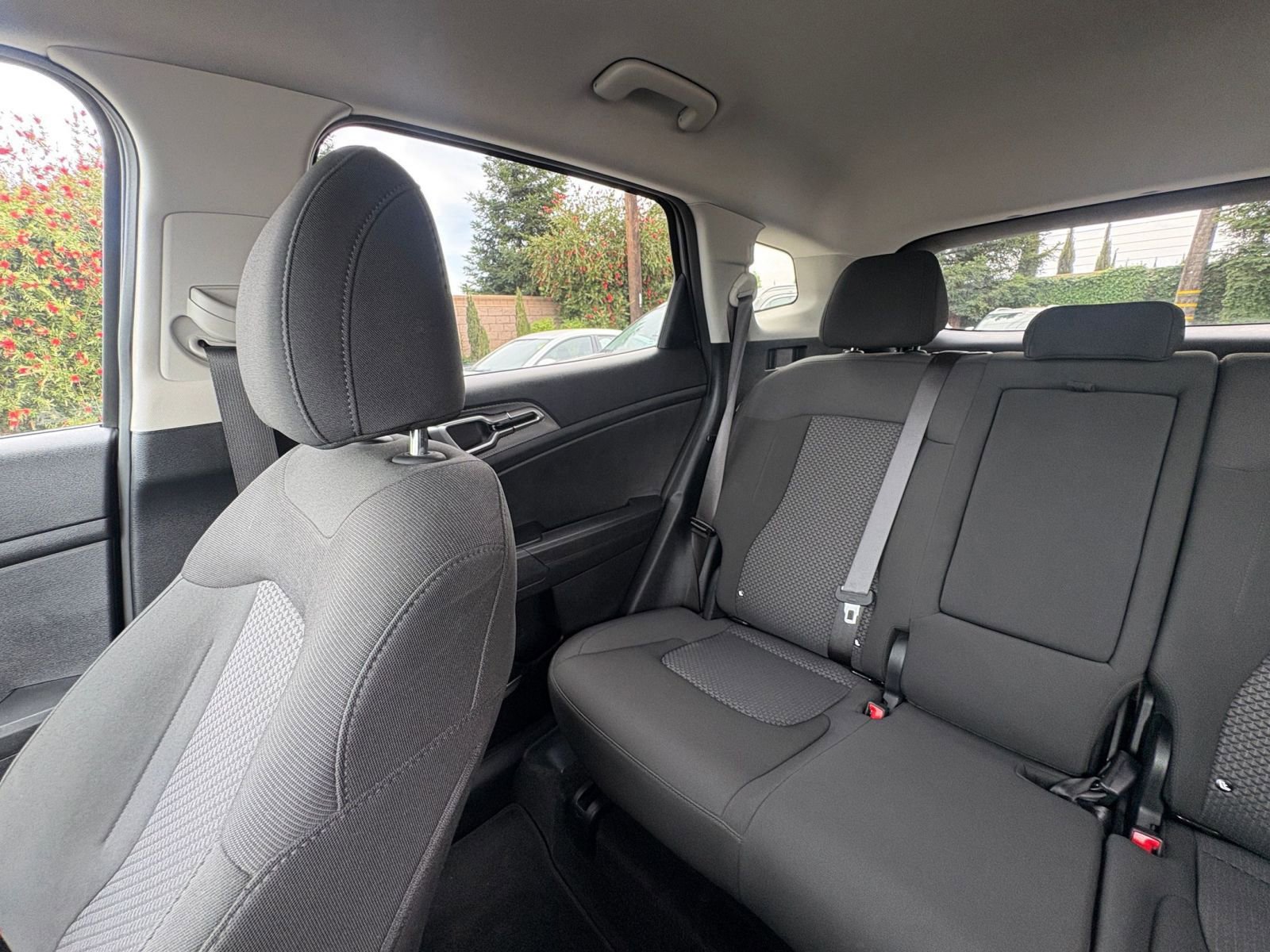 Used 2025 Kia Sportage LX image 38