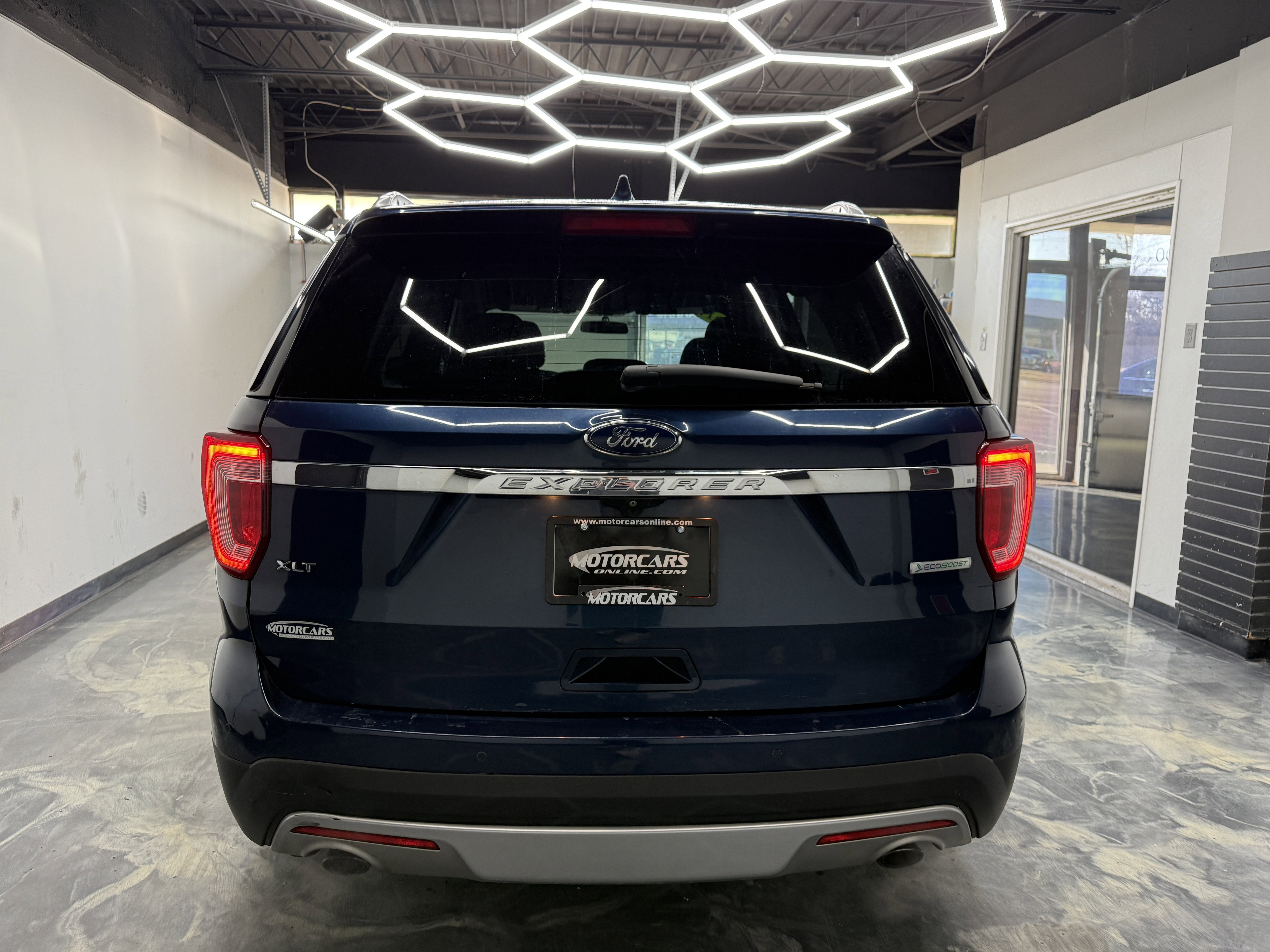 Used 2017 Ford Explorer XLT image 4