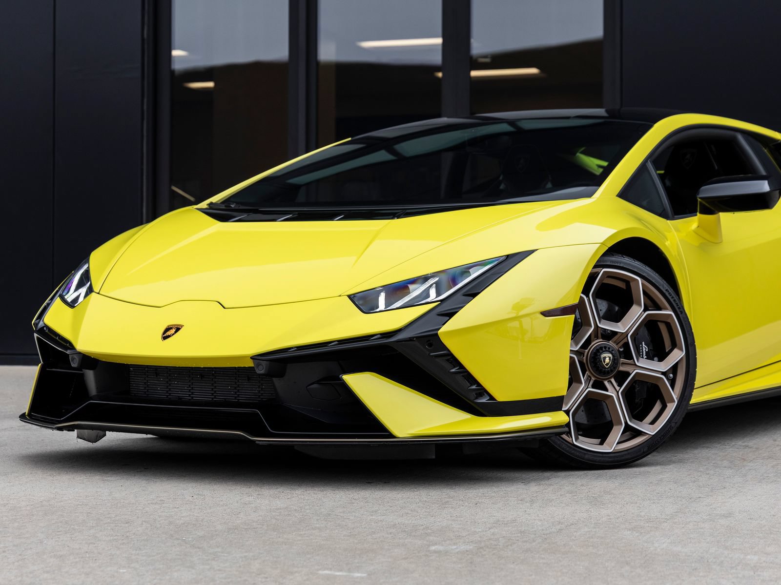 Used 2023 Lamborghini Huracan Tecnica RWD image 3