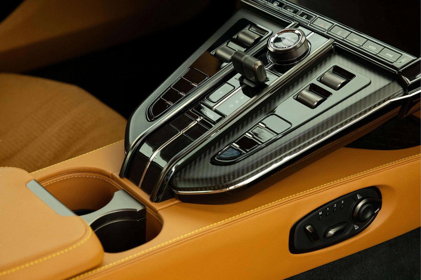 Used 2025 Aston Martin V8 Vantage Coupe image 3