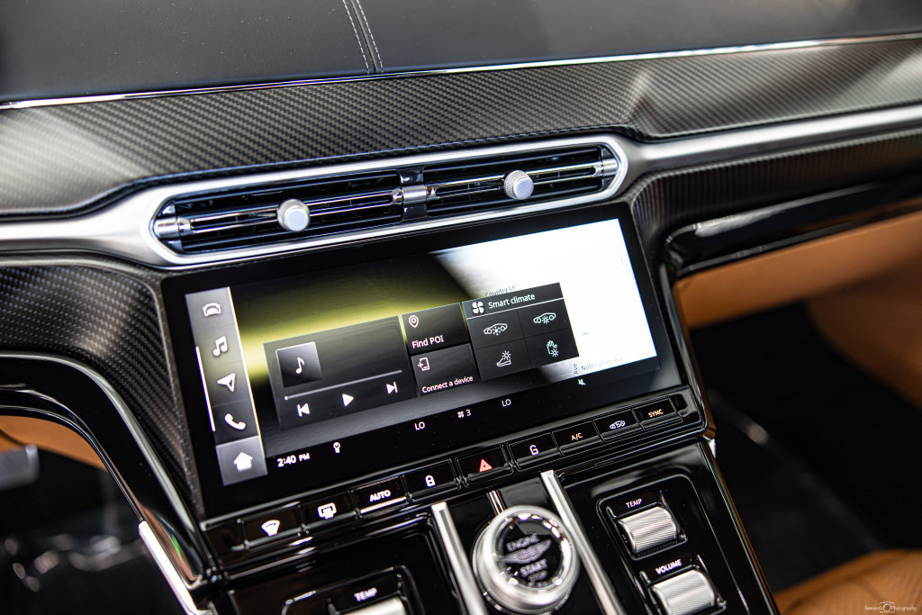 Used 2025 Aston Martin V8 Vantage Coupe RWD image 23