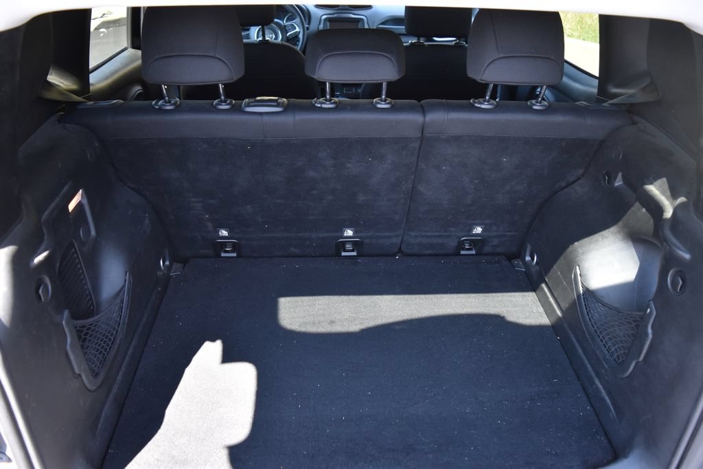 Used 2018 Jeep Renegade Latitude FWD image 10
