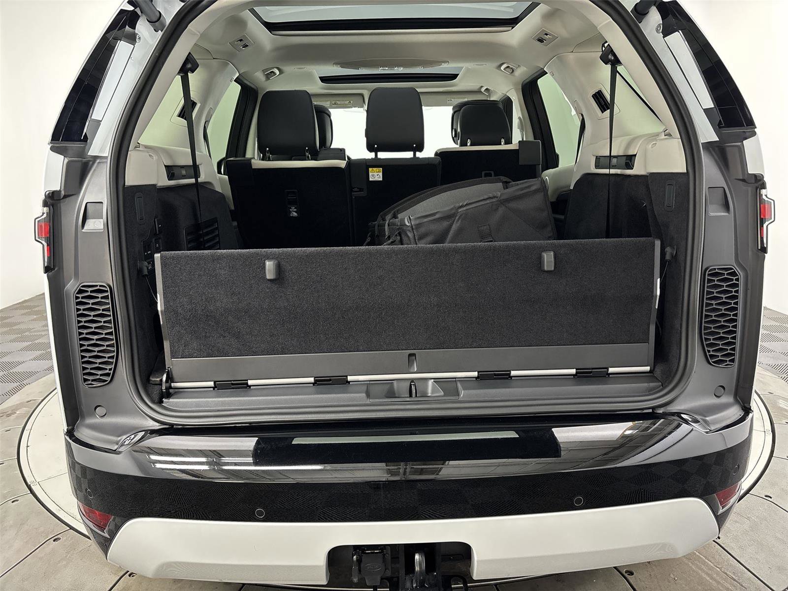 Used 2025 Land Rover Discovery Dynamic SE AWD/4WD image 21