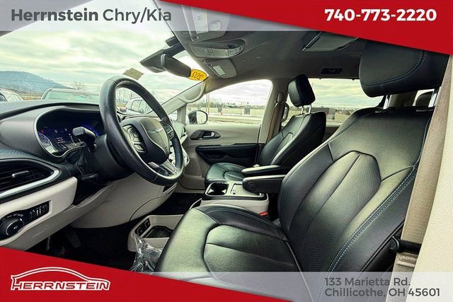 Used 2021 Chrysler Pacifica Touring-L image 21