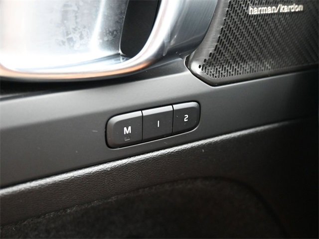 Used 2024 Volvo XC40 B5 Plus image 28