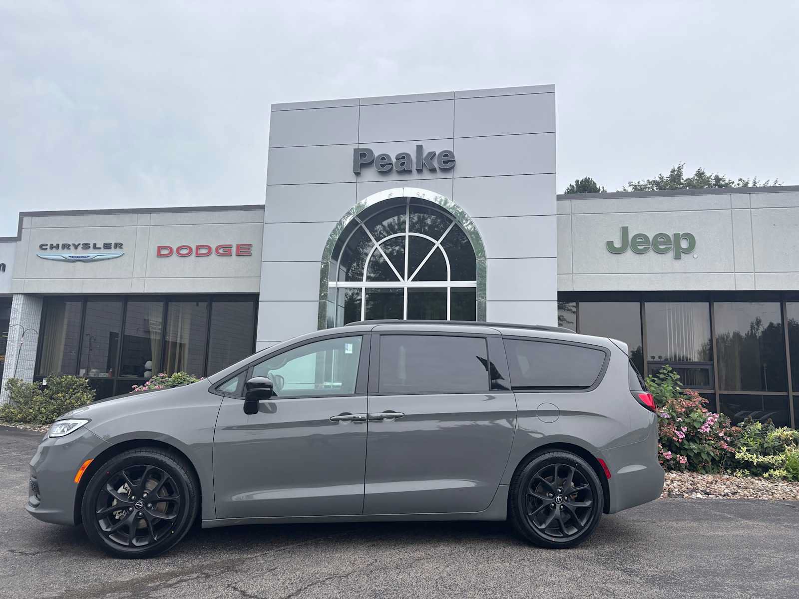 Used 2025 Chrysler Pacifica Limited FWD image 3