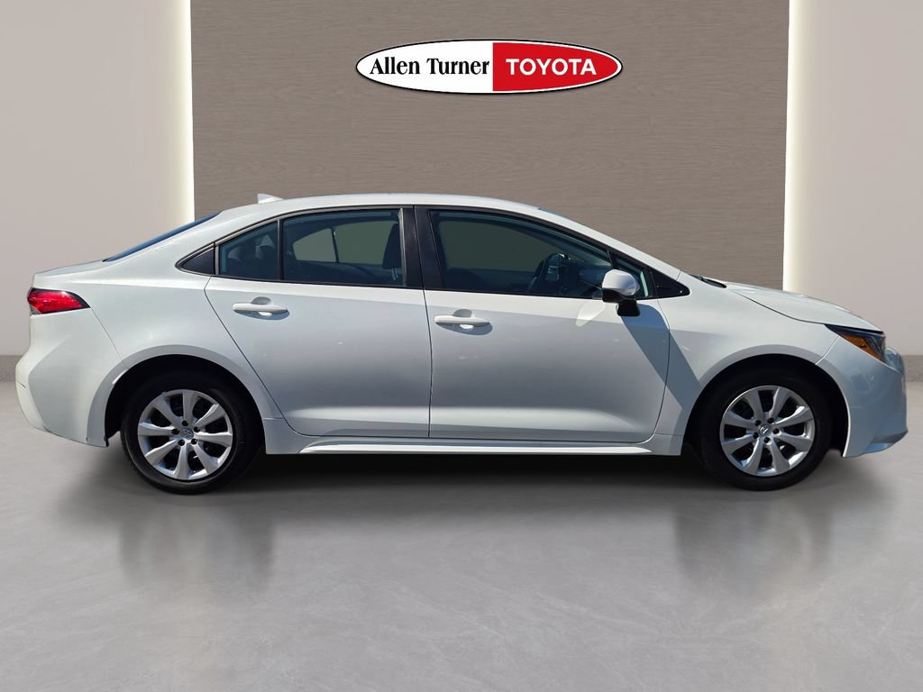 Used 2025 Toyota Corolla LE FWD image 5