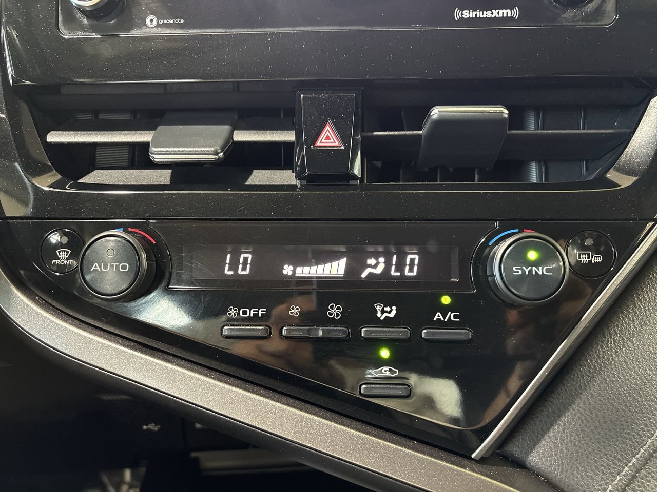 Used 2022 Toyota Camry SE w/ Convenience Package FWD image 19