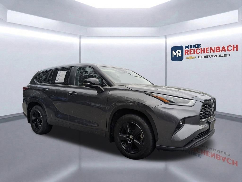 Used 2023 Toyota Highlander LE image 2