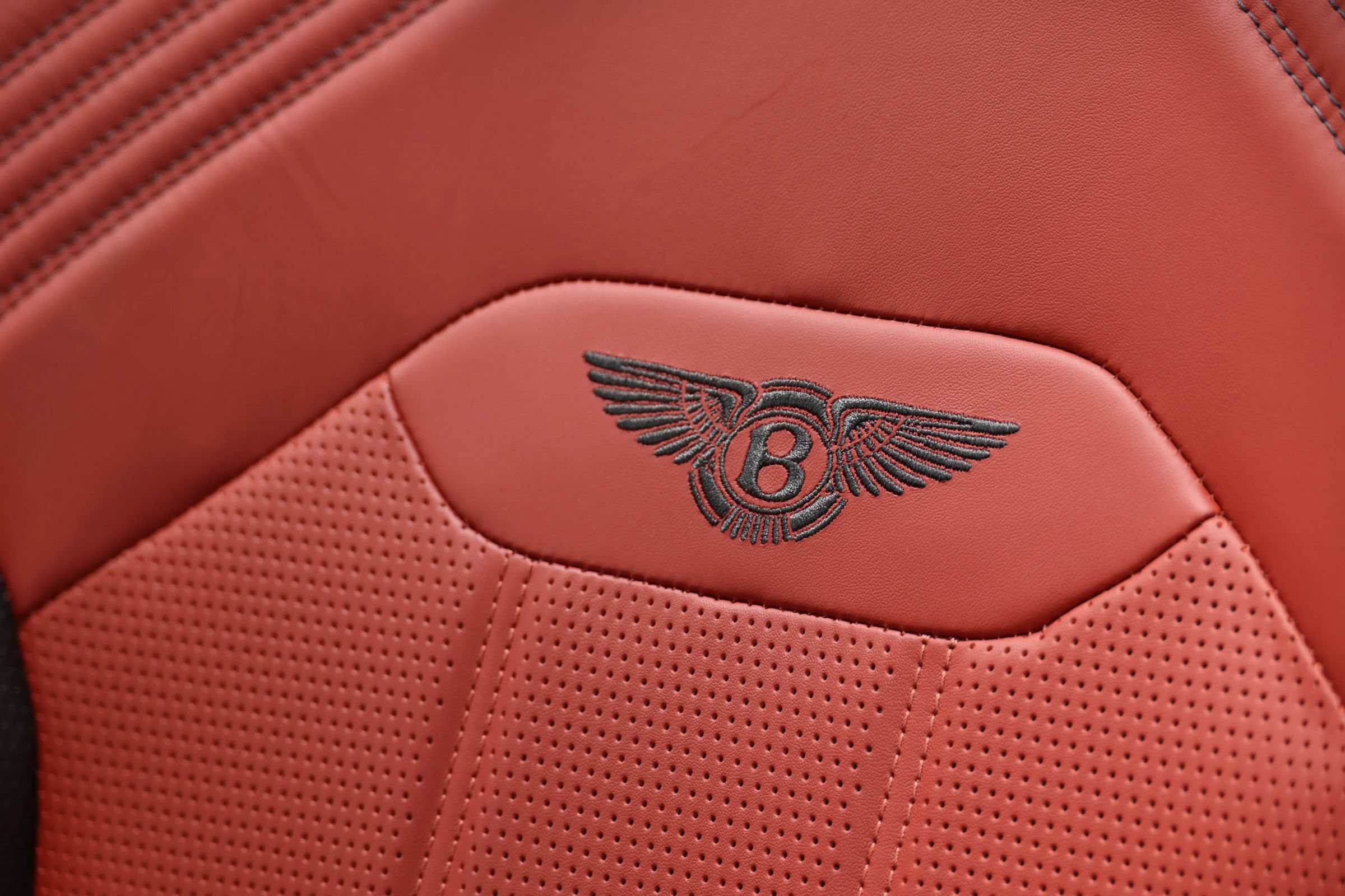 Used 2022 Bentley Bentayga AWD/4WD image 18