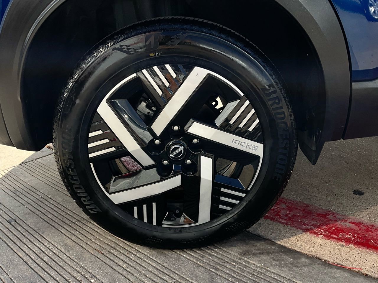 Used 2025 Nissan Kicks SV image 9