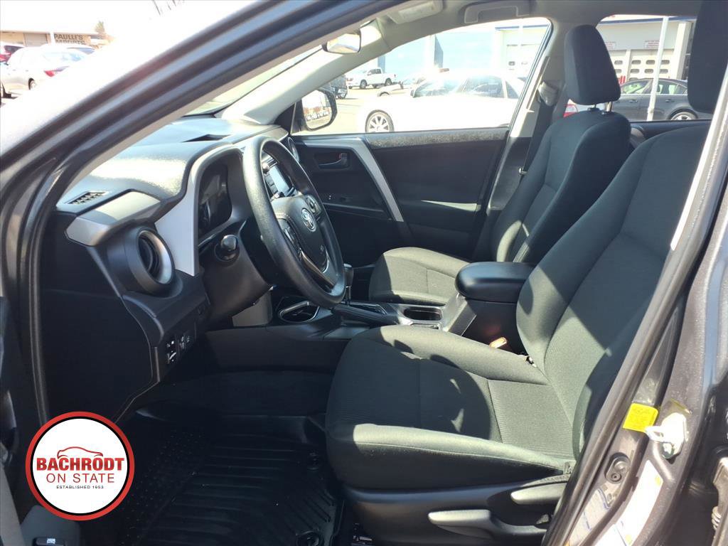 Used 2018 Toyota RAV4 LE AWD/4WD image 25