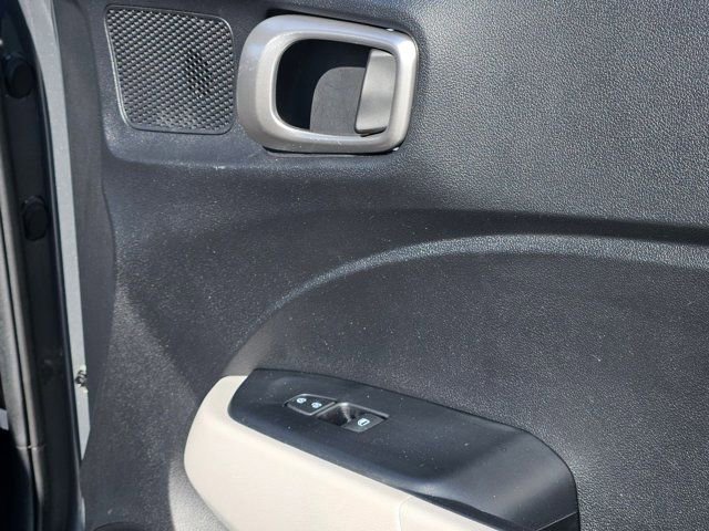 Used 2025 Hyundai Venue SEL image 34