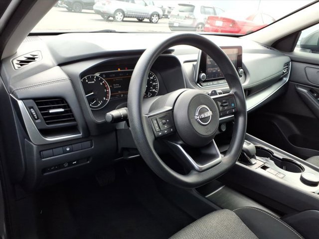 Used 2024 Nissan Rogue SV image 8