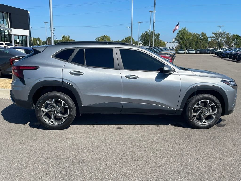 Used 2024 Chevrolet Trax LT w/ Driver Confidence Package FWD image 8
