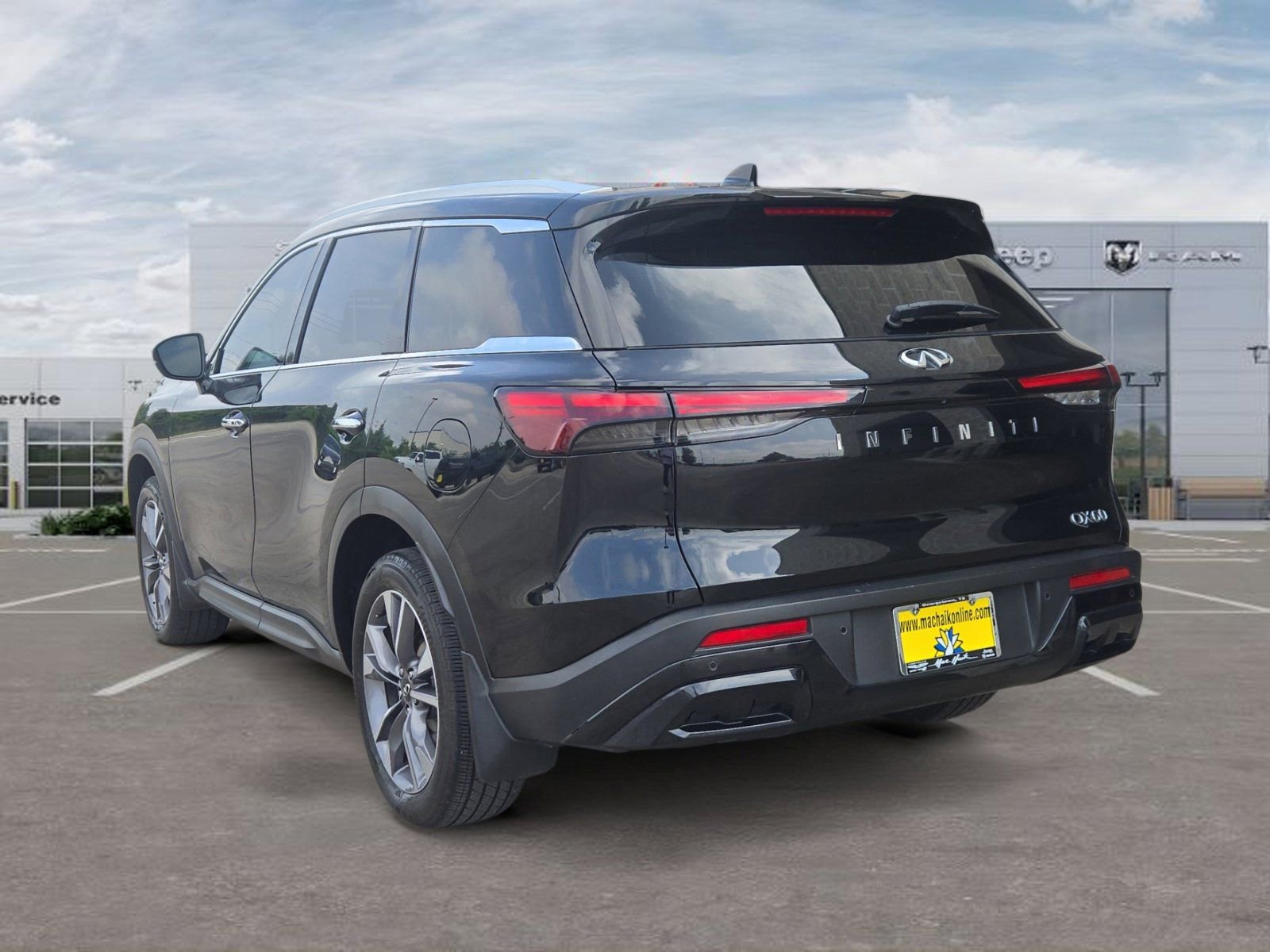 Used 2024 INFINITI QX60 Luxe w/ Performance Audio Package FWD image 3