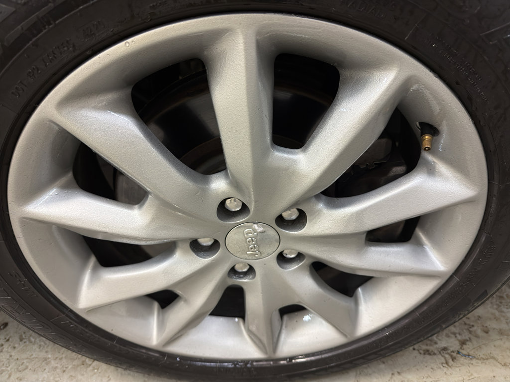 Used 2015 Jeep Cherokee Limited image 38