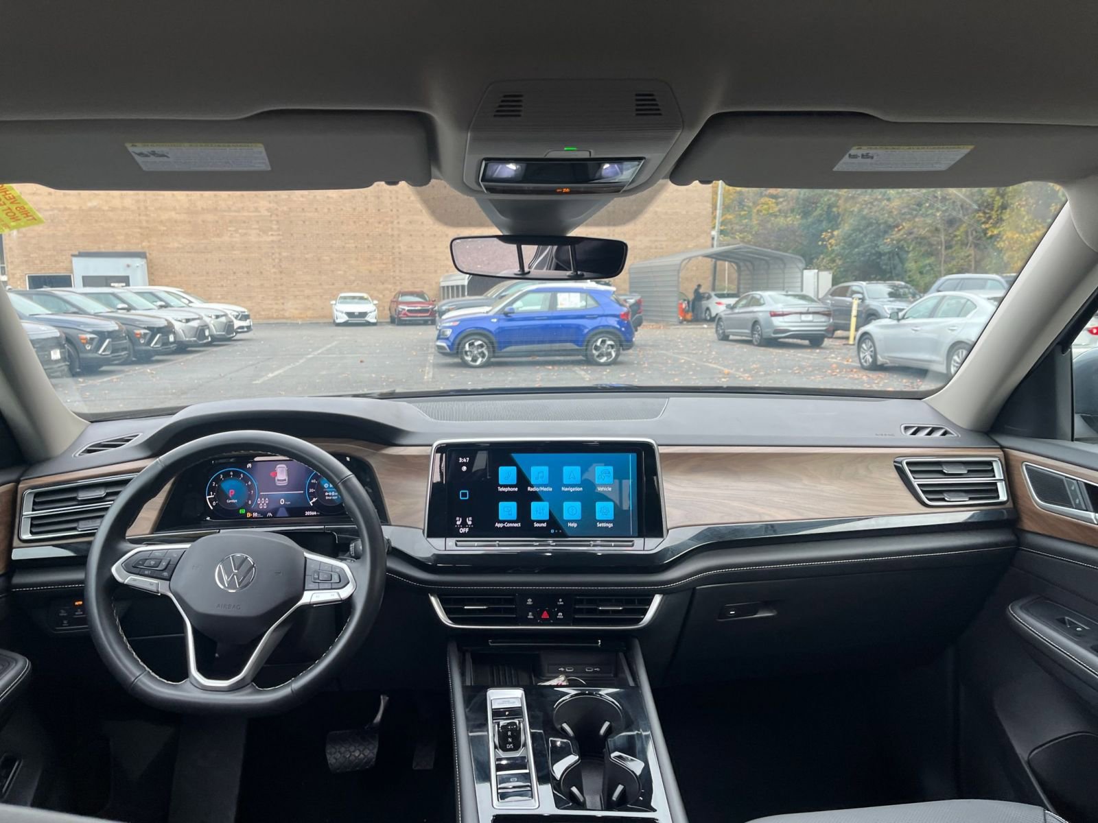 Used 2025 Volkswagen Atlas SE image 29