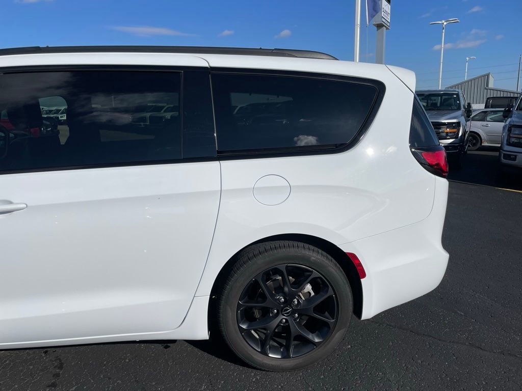 Used 2025 Chrysler Pacifica Limited image 30