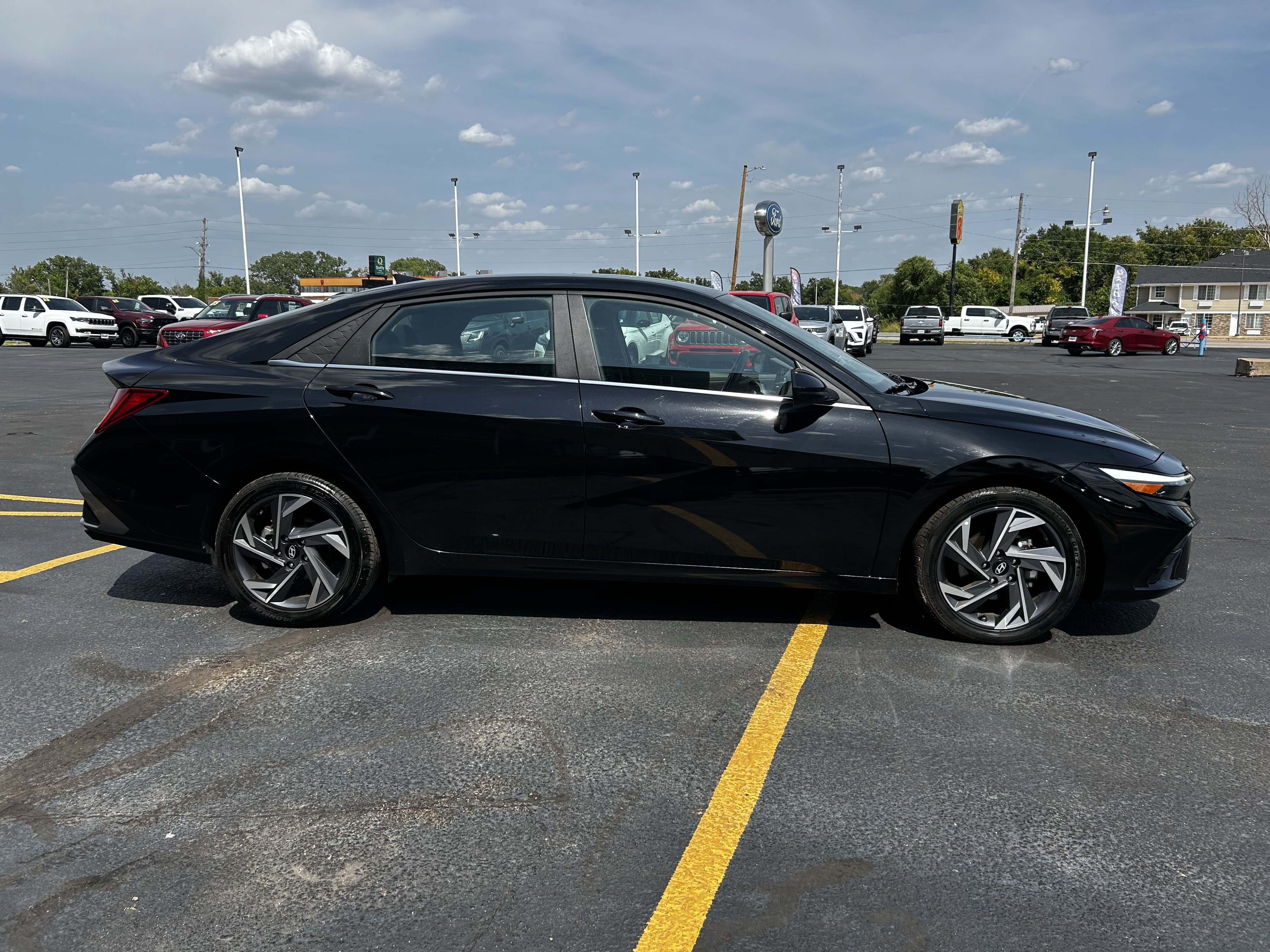 Used 2025 Hyundai Elantra SEL FWD image 4